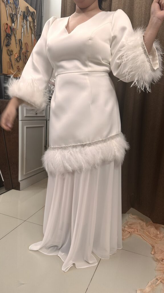 ตกแต่งชุดด้วยขนนก