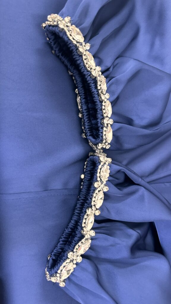 ติดเพชรตกแต่งเสื้อผ้า