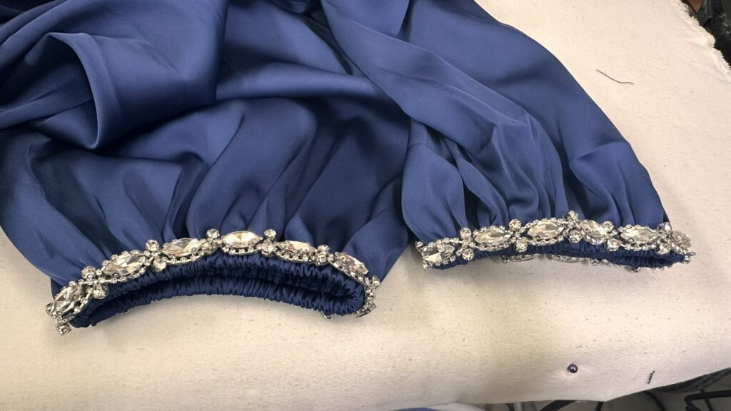 ติดเพชรตกแต่งเสื้อผ้า