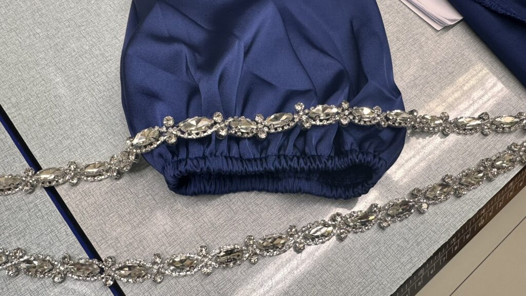 ติดเพชรตกแต่งเสื้อผ้า