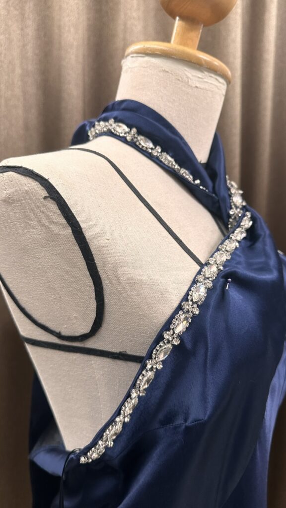 ติดเพชรตกแต่งเสื้อผ้า