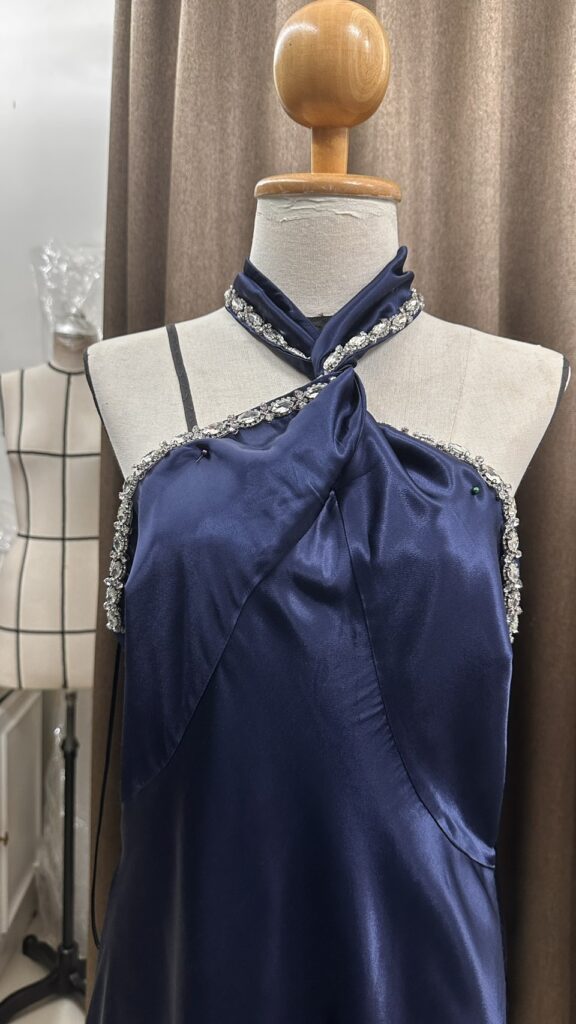 ติดเพชรตกแต่งเสื้อผ้า