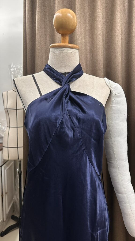 ติดเพชรตกแต่งเสื้อผ้า