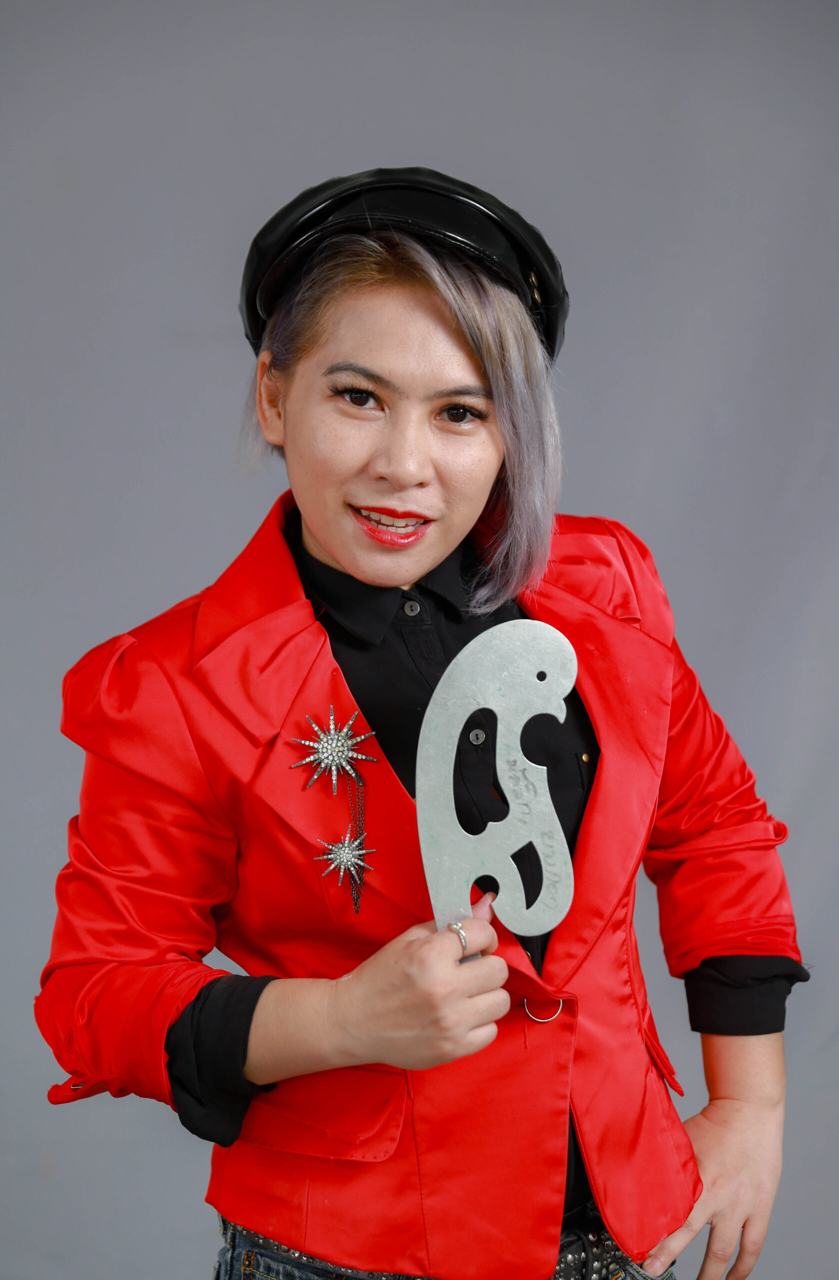 Woon Khiaozen ผู้เชี่ยวชาญประเมินวัสดุหายากและบอบบาง Mallika Thaidress